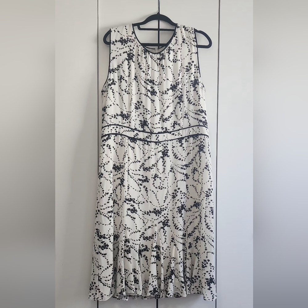 Elegant Black and White Sleeveless Dress